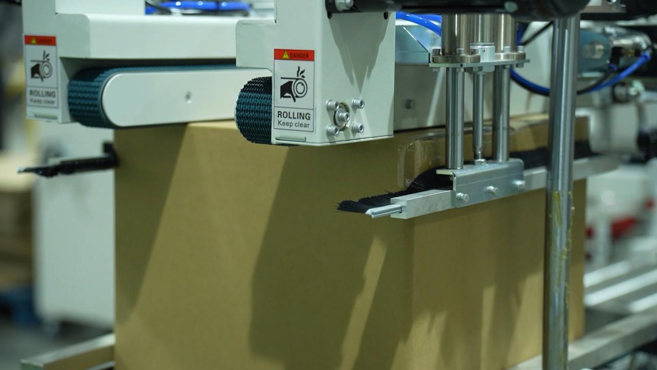 12 Automatically seal boxes 12 صندوقاً يغلق تلقائياً